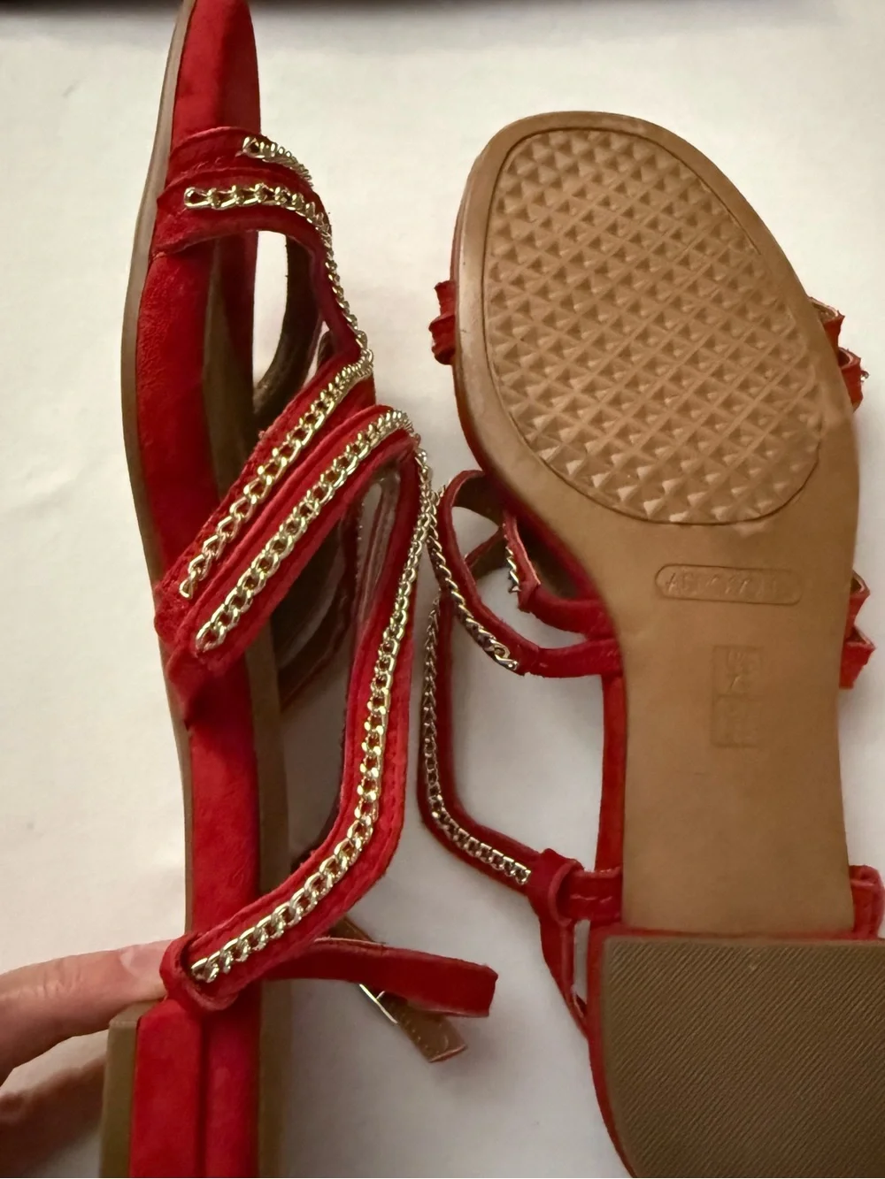 VGUC Aerosols Red Women's Super Comfy Sandals w/Gold Chain Accents Women’s 7.5